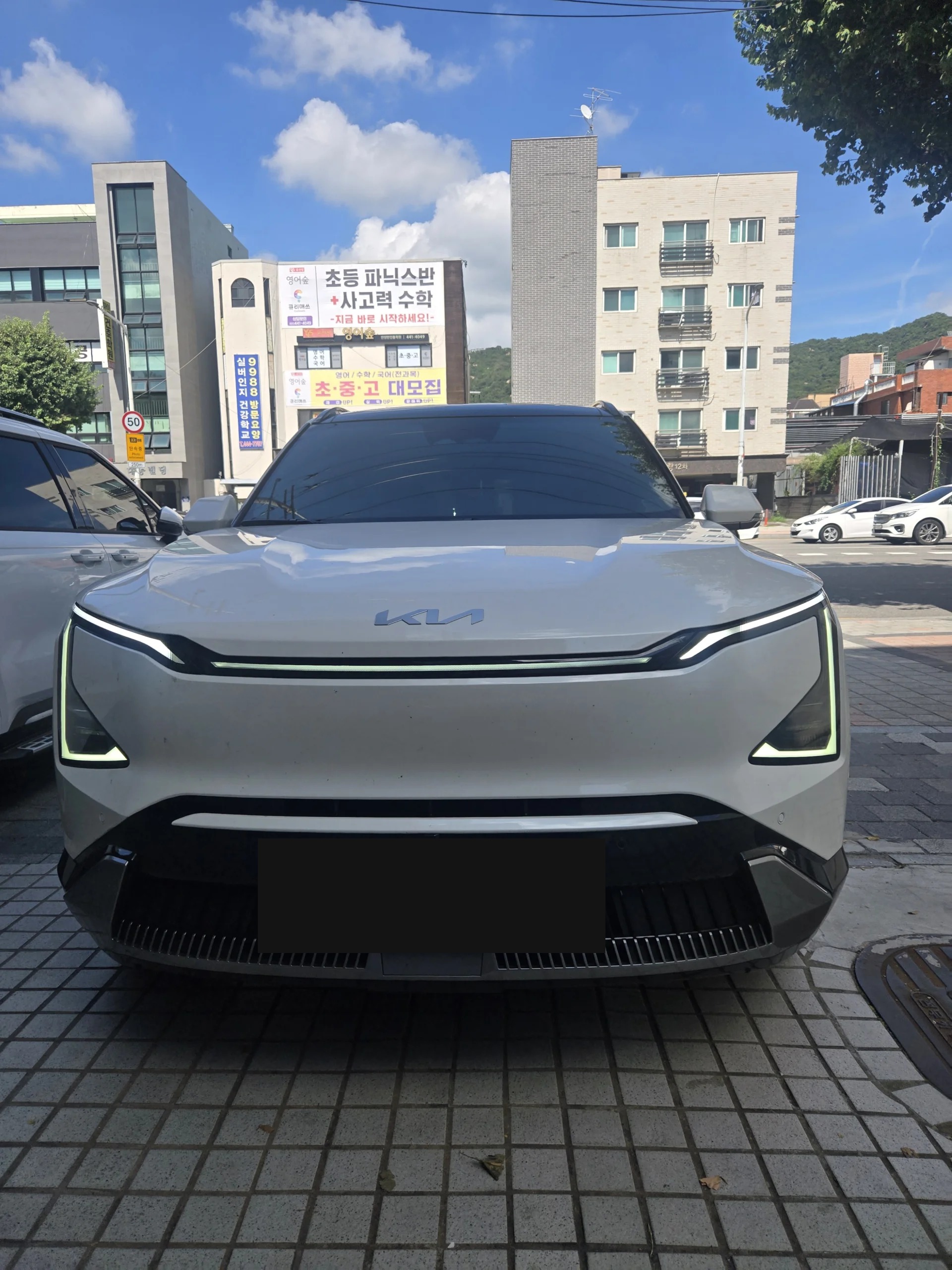 기아 EV5 측면 전면 전시장 사진