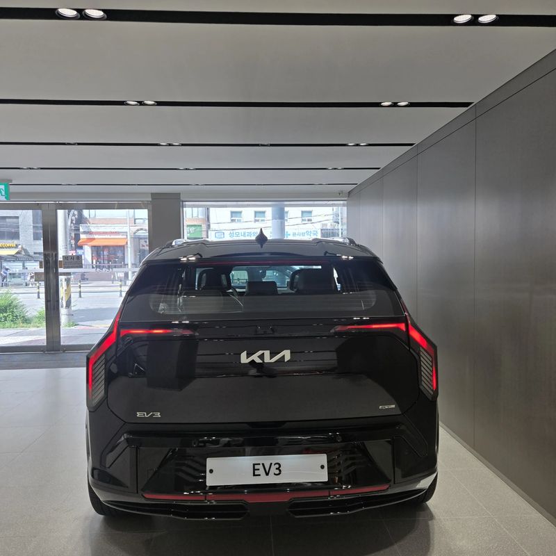 안양 기아 EV3 후면 실제 전시장 사진 - EV3 카마스터 상담 차량