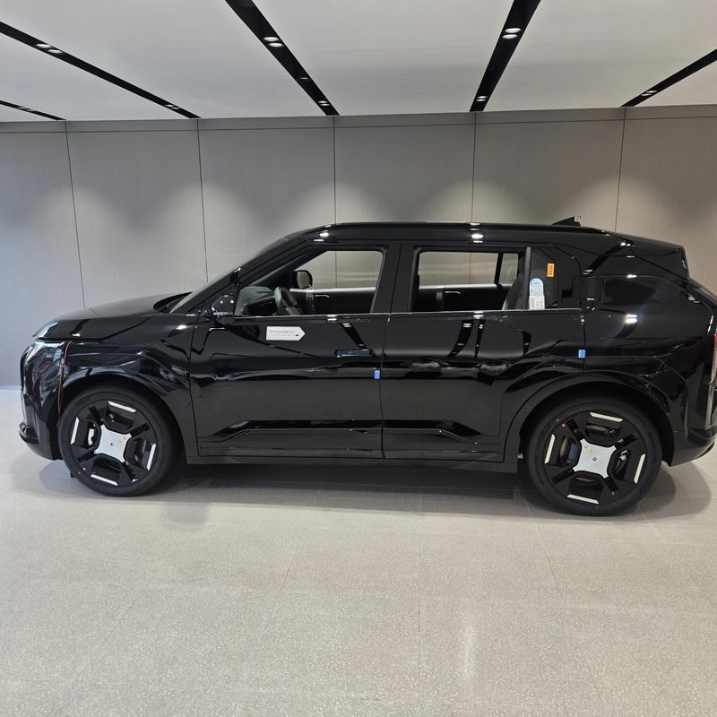 안양 기아 EV3 측면 실제 전시장 사진 - EV3 카마스터 상담 차량