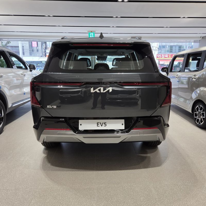 안양 기아 EV5 후면 실제 전시장 사진 - EV5 구매상담 차량